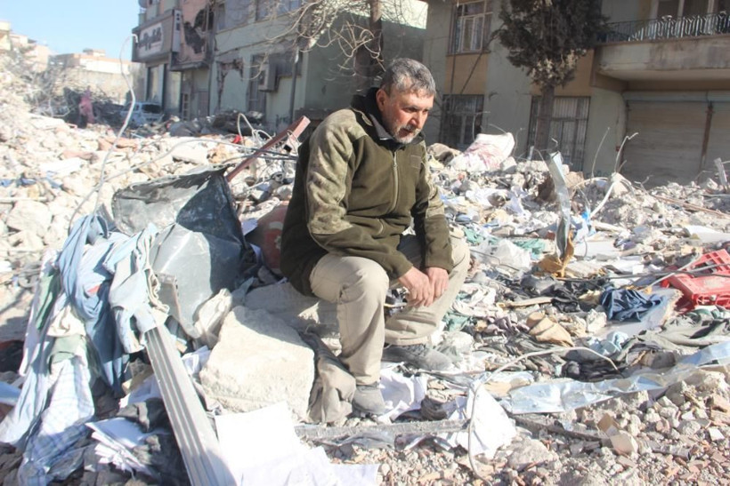 Çalışmalar bitti ama enkaz başından ayrılmıyor! Acılı baba, eşi ve oğlundan bir iz arıyor - Resim: 1