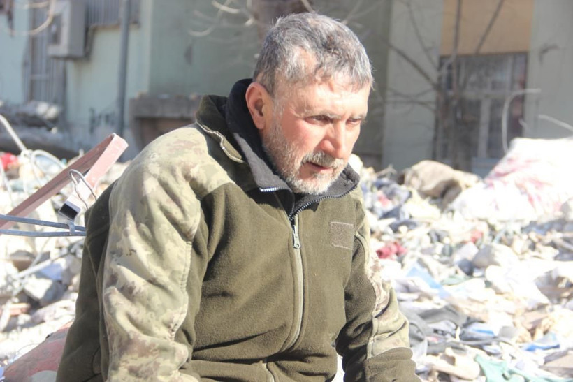 Çalışmalar bitti ama enkaz başından ayrılmıyor! Acılı baba, eşi ve oğlundan bir iz arıyor - Resim: 2