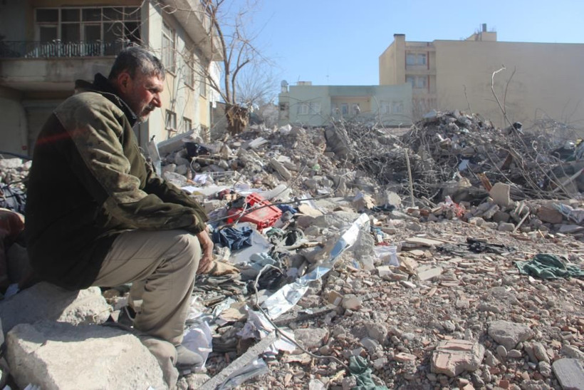 Çalışmalar bitti ama enkaz başından ayrılmıyor! Acılı baba, eşi ve oğlundan bir iz arıyor - Resim: 3