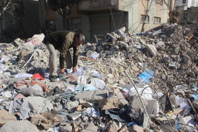 Çalışmalar bitti ama enkaz başından ayrılmıyor! Acılı baba, eşi ve oğlundan bir iz arıyor - Resim: 4