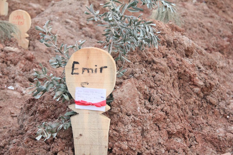 Günün kahreden fotoğrafları! Depremde ölenlerin mezarlarına astılar - Resim: 3