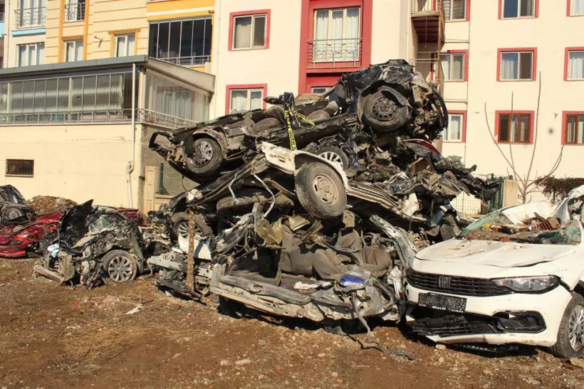 Depremde milyonluk araçlar hurdaya döndü! Hepsi kağıt gibi ezildi, bir tanesi öyle bir hale geldi ki... - Resim: 1