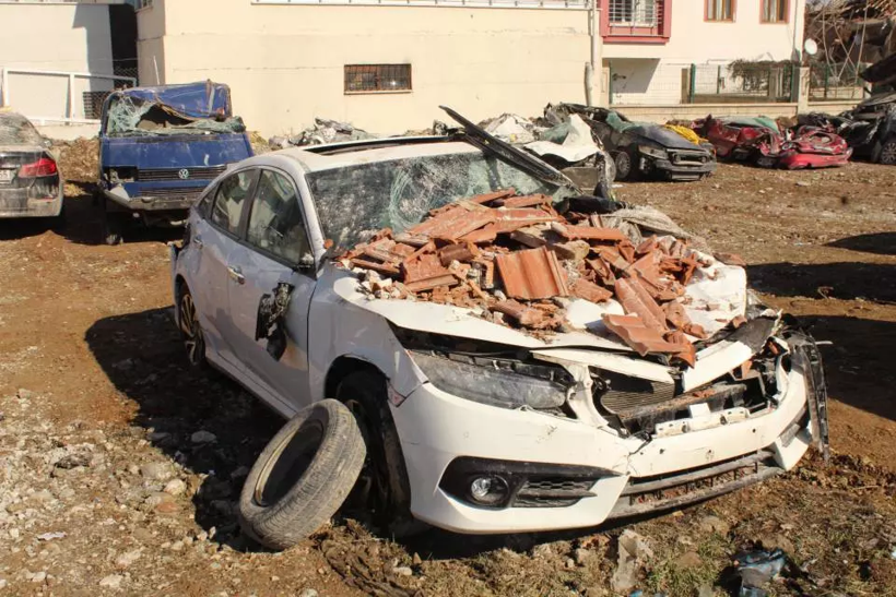 Depremde milyonluk araçlar hurdaya döndü! Hepsi kağıt gibi ezildi, bir tanesi öyle bir hale geldi ki... - Resim: 4