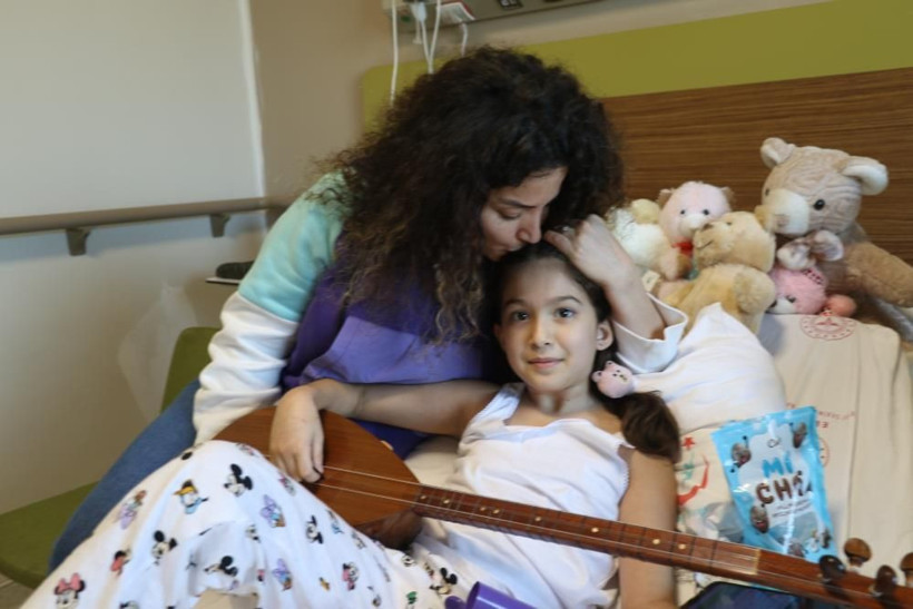 Depremin simgesi Yağmur'un hayali gerçek oldu! Hastanede sanatçı Deniz Toprak ile düet yaptı - Resim: 4