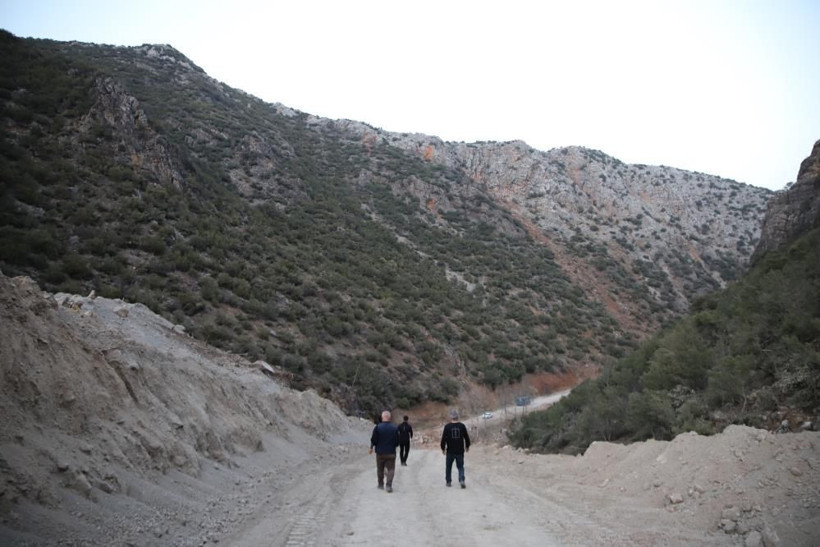Depremde dağ dağa kavuştu, doğal göl oluştu: 2 dakikada birleşen dağları 23 günde ayıramadılar! - Resim: 3