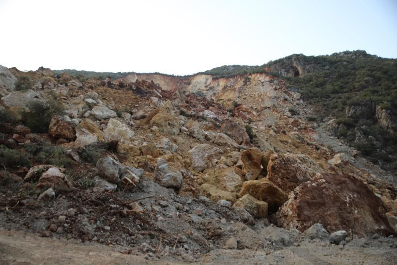 Depremde dağ dağa kavuştu, doğal göl oluştu: 2 dakikada birleşen dağları 23 günde ayıramadılar! - Resim: 4