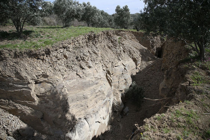 Hatay'da deprem sonrası dehşete düşüren görüntü! İkiye ayrıldı - Resim: 2