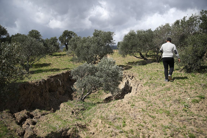 Hatay'da deprem sonrası dehşete düşüren görüntü! İkiye ayrıldı - Resim: 3