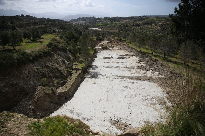 Hatay'da deprem sonrası dehşete düşüren görüntü! İkiye ayrıldı - Resim: 4