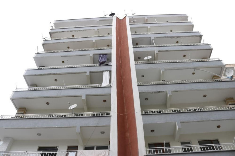 Apartman sakinleri şoke oldu: Mühürlenen ağır hasarlı bina orta hasarlıya döndü! - Resim: 4