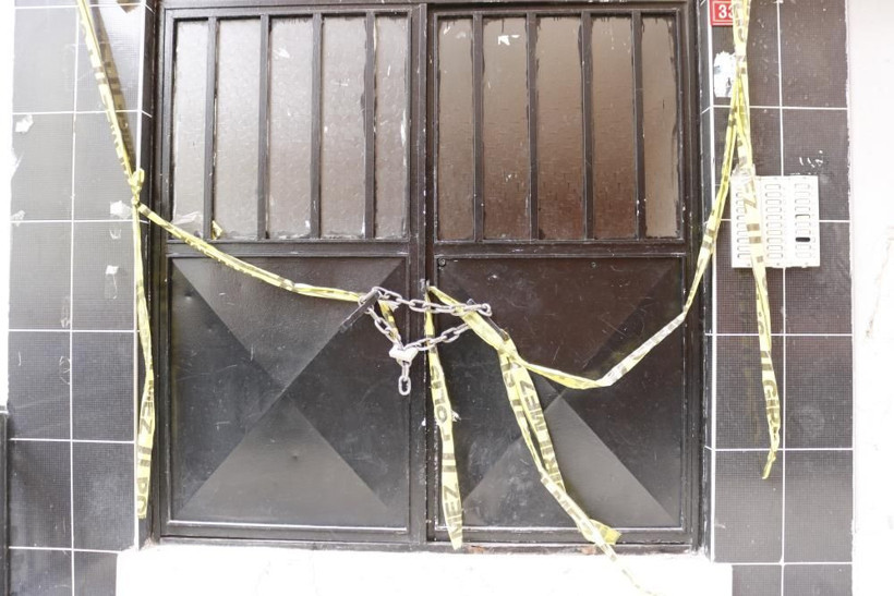 Apartman sakinleri şoke oldu: Mühürlenen ağır hasarlı bina orta hasarlıya döndü! - Resim: 1