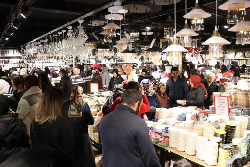 Kadınlar gününde indirim izdihamı! Fiyatı duyan buraya koştu: Kapıları zor tuttular - Resim: 1