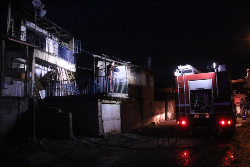 Soba bomba gibi patladı, ev kısmen çöktü: 2 yaralı - Resim: 3
