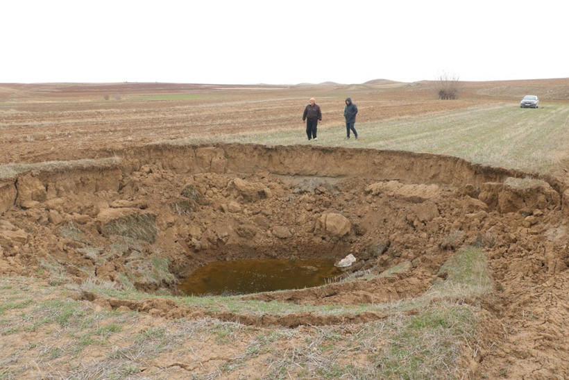 Sivas'ta depremden sonra oluştu! Tüm ilçe diken üstünde... - Resim: 2
