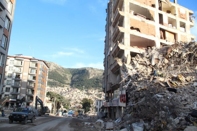 Depremde ikinci kat birinci kat oldu! Enkaz altındaki aile o anlarını kaydetti, yok olan kattan sağ çıktılar! - Resim: 4