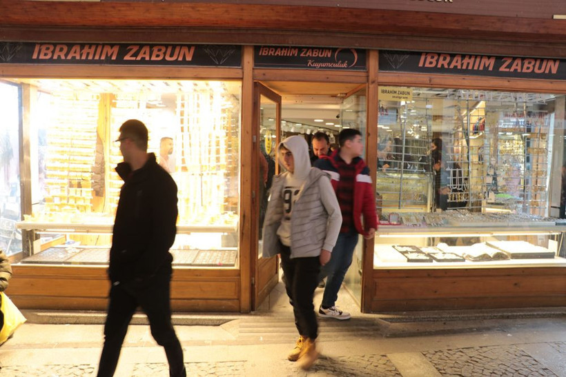 Kahramanmaraş'ta depremden sonra böyle oldu! Eline para geçen oraya koşuyor - Resim: 2