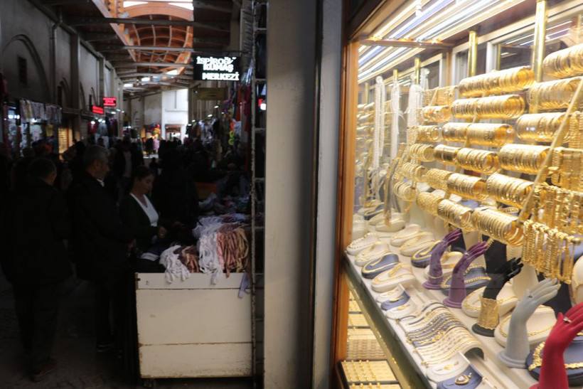 Kahramanmaraş'ta depremden sonra böyle oldu! Eline para geçen oraya koşuyor - Resim: 4