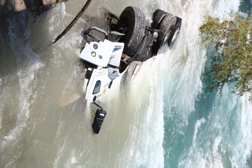 Çöken yol onarılırken tekrar çöktü! İş makinesi nehre devrildi: İşçiler ölümden döndü! - Resim: 4
