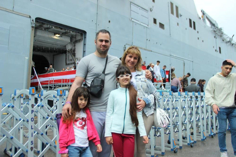 TCG Anadolu'ya İzmir'de yoğun ilgi: Yağmura rağmen kuyruğun ucu bucağı yok.. - Resim: 1