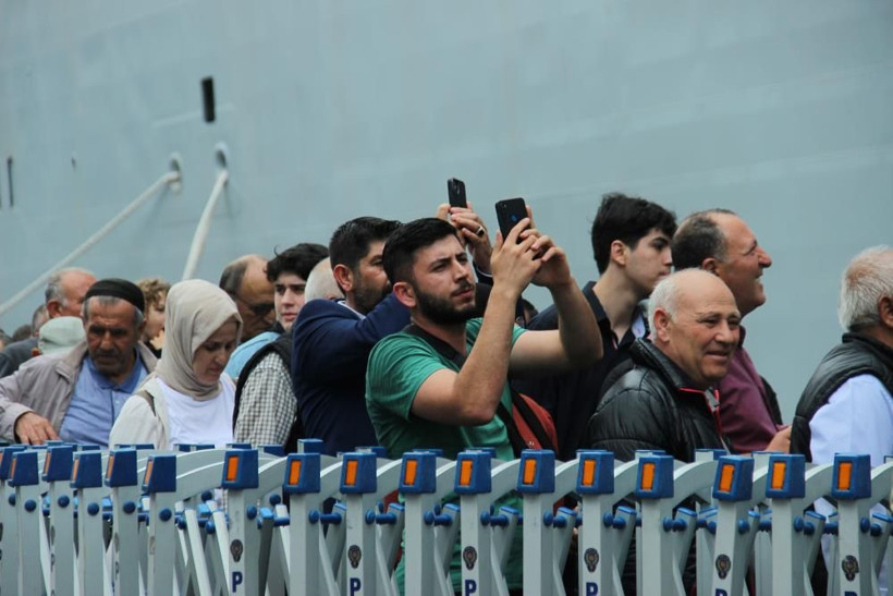 TCG Anadolu'ya İzmir'de yoğun ilgi: Yağmura rağmen kuyruğun ucu bucağı yok.. - Resim: 3