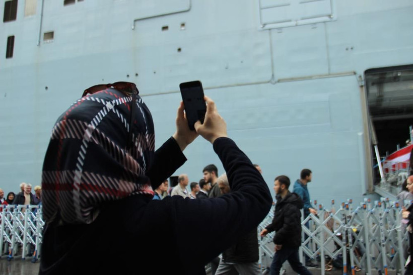 TCG Anadolu'ya İzmir'de yoğun ilgi: Yağmura rağmen kuyruğun ucu bucağı yok.. - Resim: 4