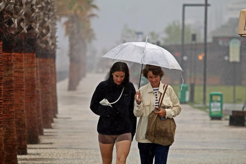 Antalya'da dev dalgalar sahili vurdu: Cankurtaran kuleleri domino taşı gibi devrildi! - Resim: 4