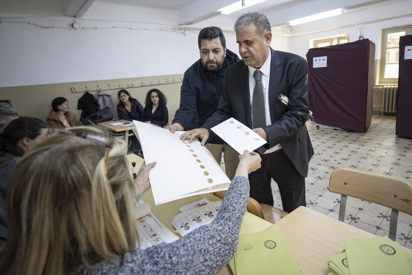 Görme engelliler oylarını özel şablonla böyle kullandı! - Resim: 1