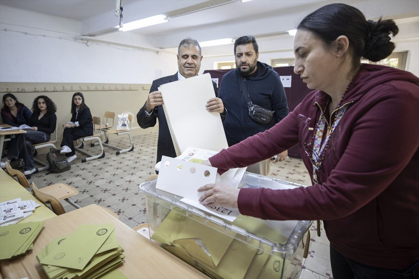 Görme engelliler oylarını özel şablonla böyle kullandı! - Resim: 2