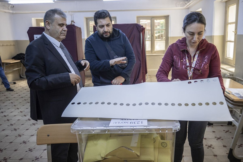 Görme engelliler oylarını özel şablonla böyle kullandı! - Resim: 4