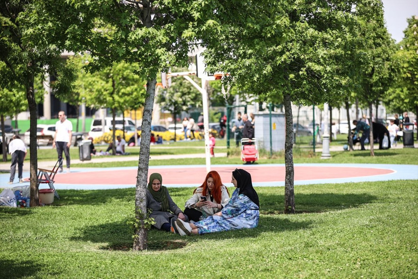 İstanbullular oy verdikten sonra kendini parklara attı - Resim: 2