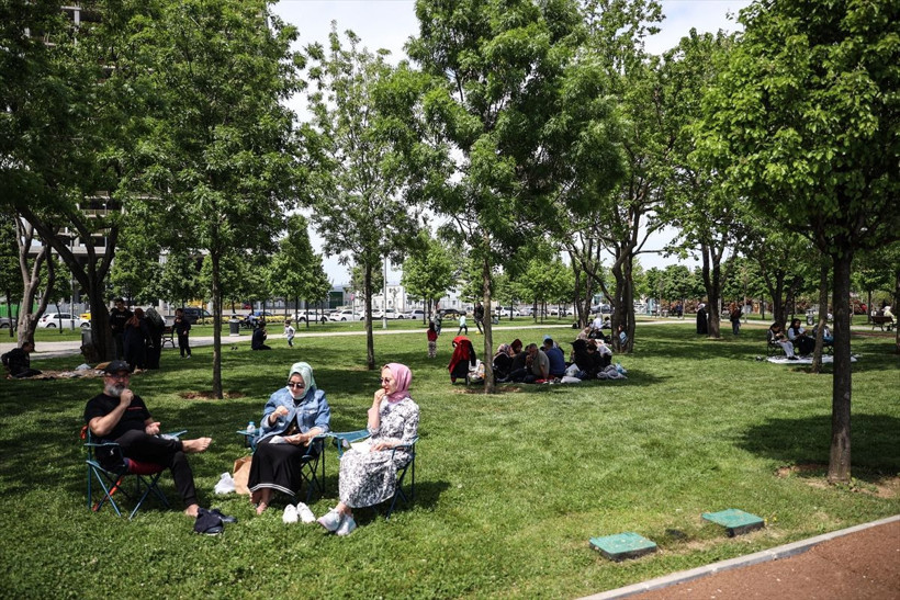 İstanbullular oy verdikten sonra kendini parklara attı - Resim: 3