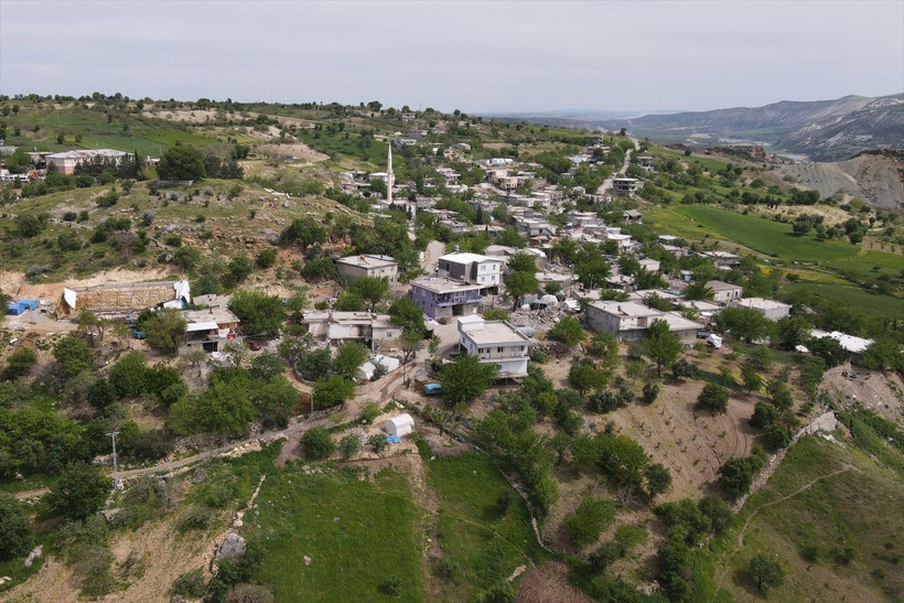 Deprem nedeniyle tepe çöktü, iki köyün manzarası değişti! - Resim: 3