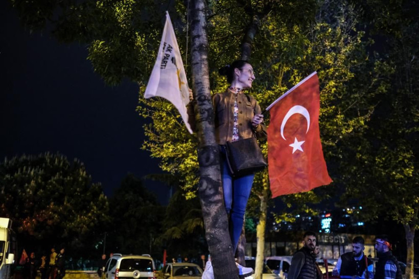 NY Times muhabiri duyurdu! AK Parti İl Başkanlığında: Hava gergin, vatandaşların bekleyişi sürüyor! - Resim: 1