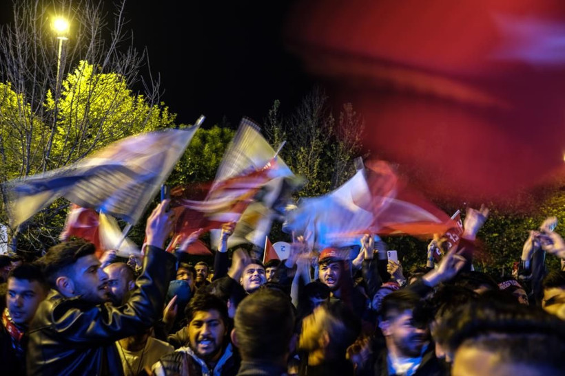 NY Times muhabiri duyurdu! AK Parti İl Başkanlığında: Hava gergin, vatandaşların bekleyişi sürüyor! - Resim: 3