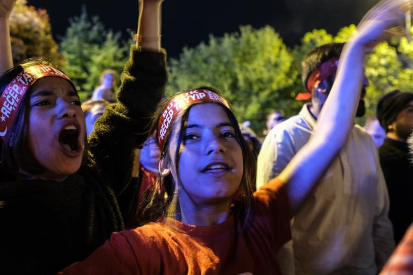 NY Times muhabiri duyurdu! AK Parti İl Başkanlığında: Hava gergin, vatandaşların bekleyişi sürüyor! - Resim: 4