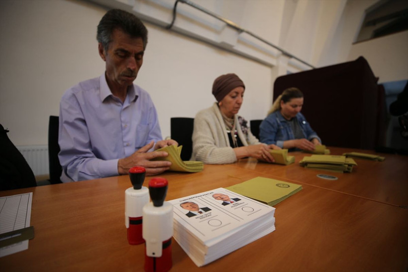 Cumhurbaşkanı Seçimi'nin ikinci turu başladı ilk oylar sandıkta! Uzun kuyruklar oluştu - Resim: 4