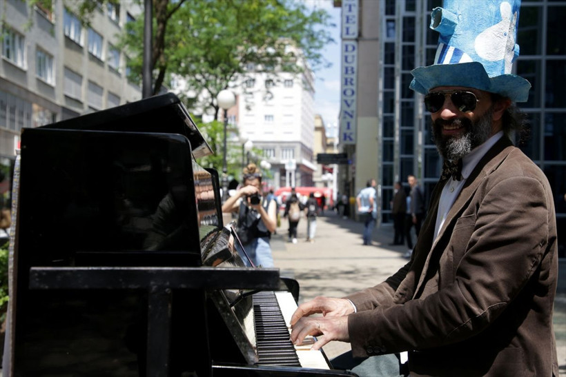 Temizlik işçileri, çöp arabalarıyla yarıştı! - Resim: 2