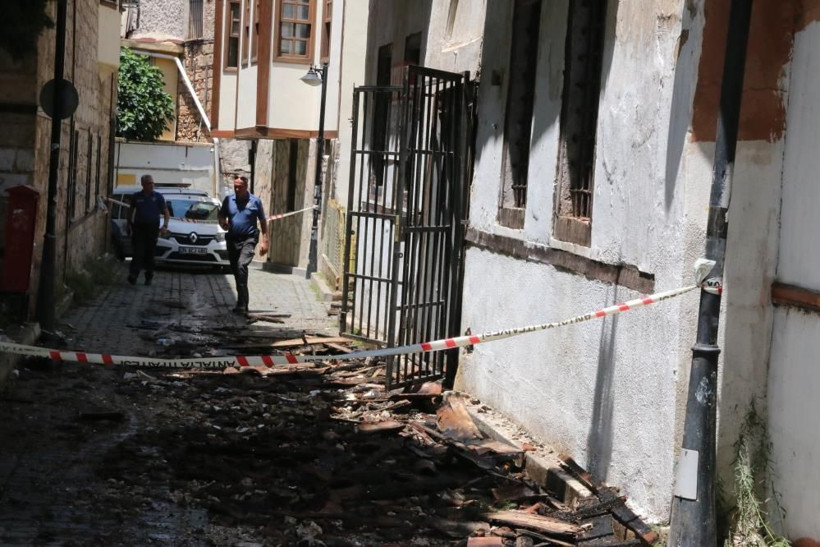 15 yıldır satılamadı! 22 milyonluk tarihi bina yangında küle döndü: Alevler geceyi aydınlattı! - Resim: 1