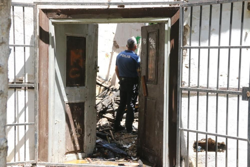 15 yıldır satılamadı! 22 milyonluk tarihi bina yangında küle döndü: Alevler geceyi aydınlattı! - Resim: 3