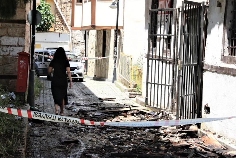 15 yıldır satılamadı! 22 milyonluk tarihi bina yangında küle döndü: Alevler geceyi aydınlattı! - Resim: 4