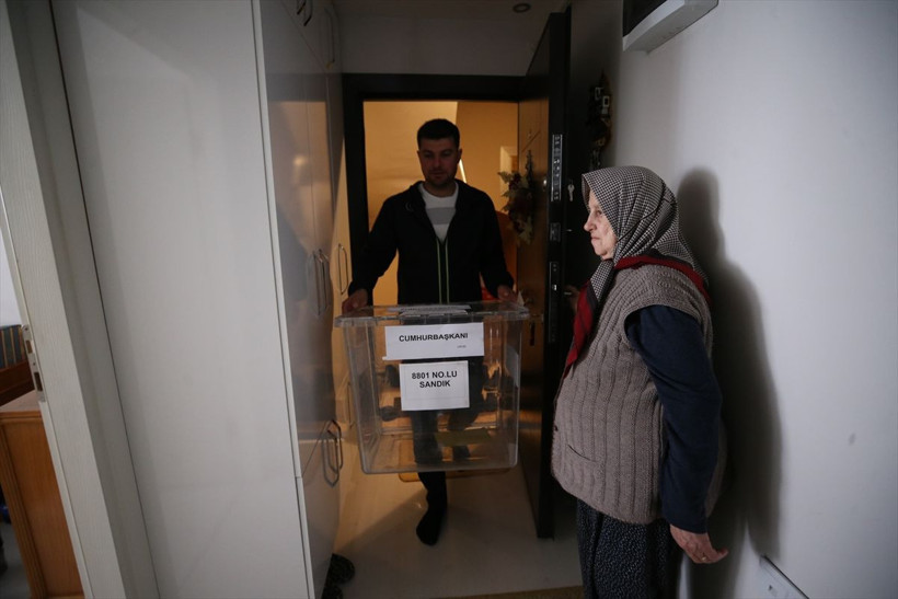 Türkiye seçimini yapıyor! Seyyar sandıklarlar seçmenin ayağına gitti - Resim: 3