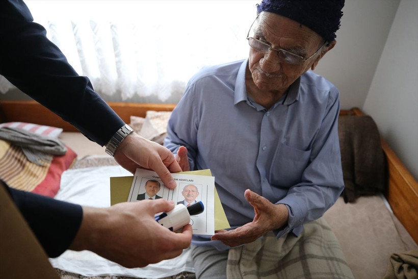 Türkiye seçimini yapıyor! Seyyar sandıklarlar seçmenin ayağına gitti - Resim: 1