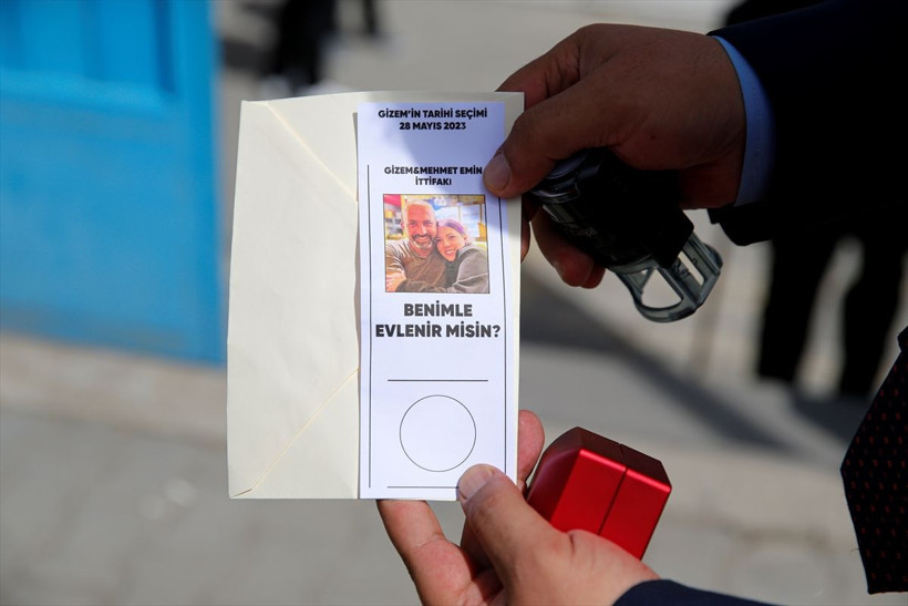 Sandık başında evlilik teklif etti! Ümit Özdağ'ın danışmanı oy pusulası bastırıp... - Resim: 2