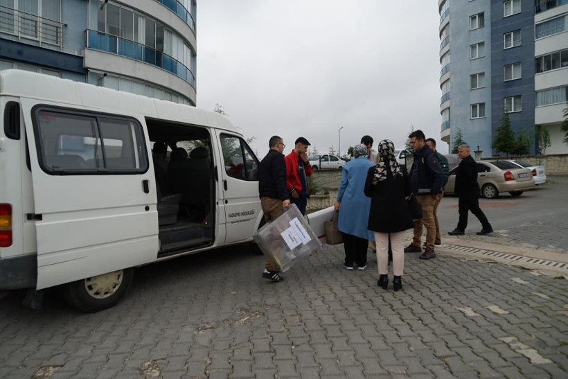 Türkiye seçimini yapıyor! Seyyar sandıklarlar seçmenin ayağına gitti - Resim: 4