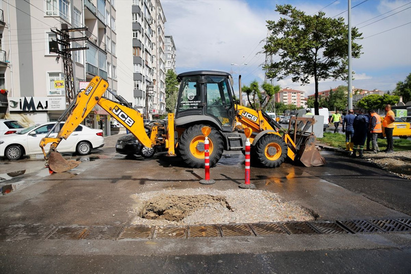 Ankara'yı sağanak yağış vurdu, yol çöktü! Belediye ekipleri çalışmalara başladı... - Resim: 1