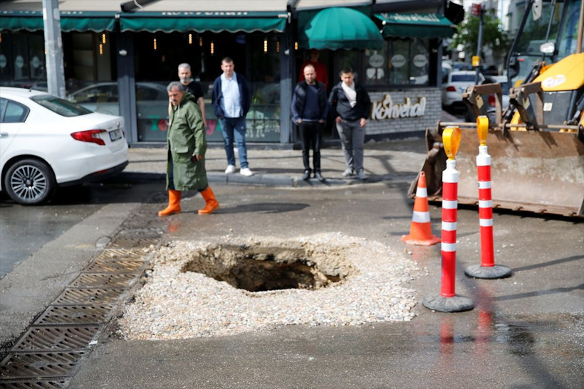 Ankara'yı sağanak yağış vurdu, yol çöktü! Belediye ekipleri çalışmalara başladı... - Resim: 3