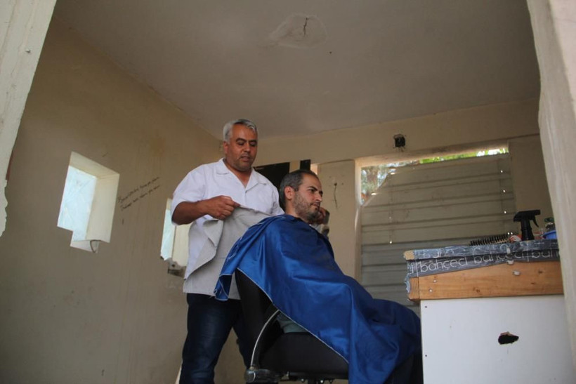 16 yıllık dükkanı depremde yıkılmıştı! Terkedilen nöbet kulübesini ekmek teknesine çevirdi - Resim: 3