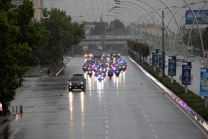 Cumhurbaşkanı Erdoğan'a yemin töreni öncesi sevgi seli! Arabasını güle boğdular... - Resim: 1
