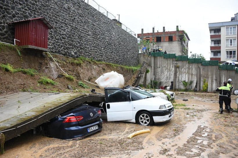 Samsun'da sağanak yağış duvarı çökertti! Araçlar kağıt gibi ezildi zarar büyük! - Resim: 4