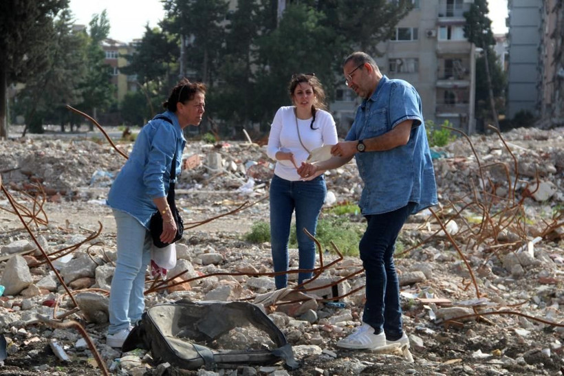 Almanya’dan baba ocağı Hatay'a geldiler! Evlerinin enkazında hatıra aradılar: Bakın ne buldular! - Resim: 2